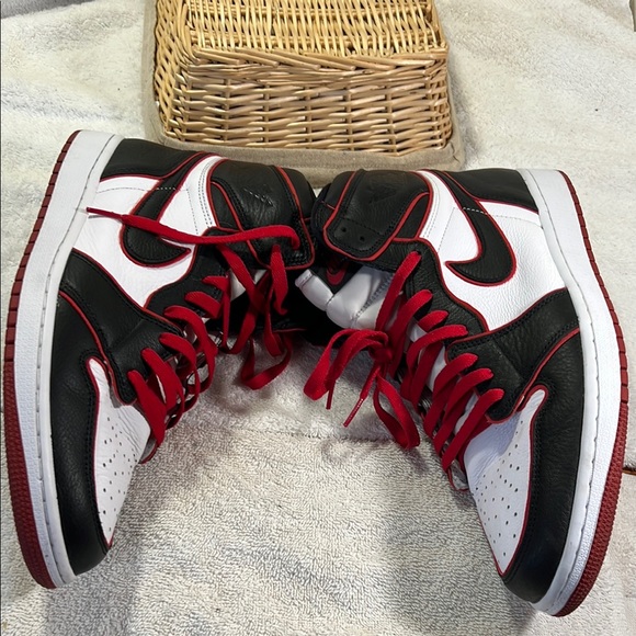 Nike Air Jordan 1 Retro High OG Black and White Sneakers with Red Laces - Picture 7 of 15